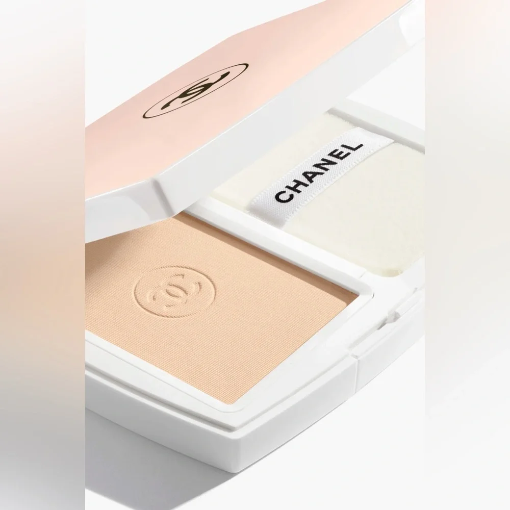 CHANEL LE BLANC COMPACT. BRIGHTENING COMPACT FOUNDATION LONG-LASTING RADIANC